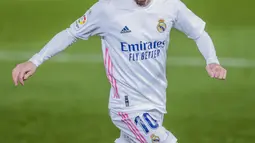 Gelandang Real Madrid, Luka Modric menggiring bola saat bertanding melawan Athletic Bilbao pada pertandingan La Liga Spanyol di di stadion Alfredo Di Stefano di Madrid, Spanyol, Rabu (16/12/2020). Dengan kemenangan ini Madrid berada di posisi tiga klasemen. (AP Photo/Bernat Armangue)