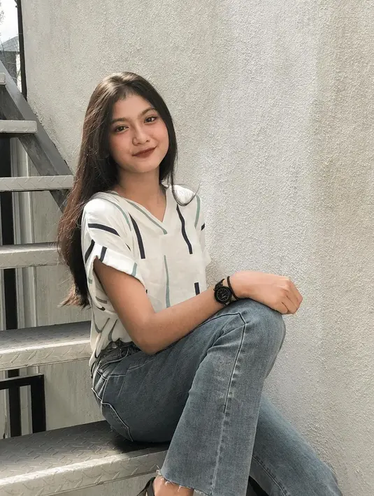 Selain gaya kasual, Flavio Zaviera kerap tampil dengan busana yang tak terlalu mencolok. Kali ini, ia memadukan blouse putih bermotif garis dengan celana jeans. Rambut yang dibiarkan teruarai, membuatnya tampak makin cantik.  (Liputan6.com/IG/@flaviozavieraa)