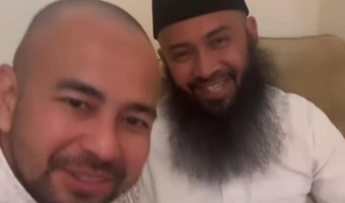 Di momen itu juga, Ustaz Syafiq Basalamah menyampaikan doa doa buat Raffi Ahmad. Salah satunya agar Raffi bisa menjadi contoh dan menginspirasi masyarakat Tanah Air.<br>