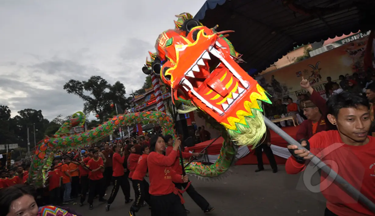 Atraksi barongsai menyambut kedatangan Presiden jokowi beserta rombongan di acara perayaan  Cap Go Meh di Kota Bogor, Jawa Barat, Kamis (5/3/2015). (Liputan6.com/Faizal Fanani)
