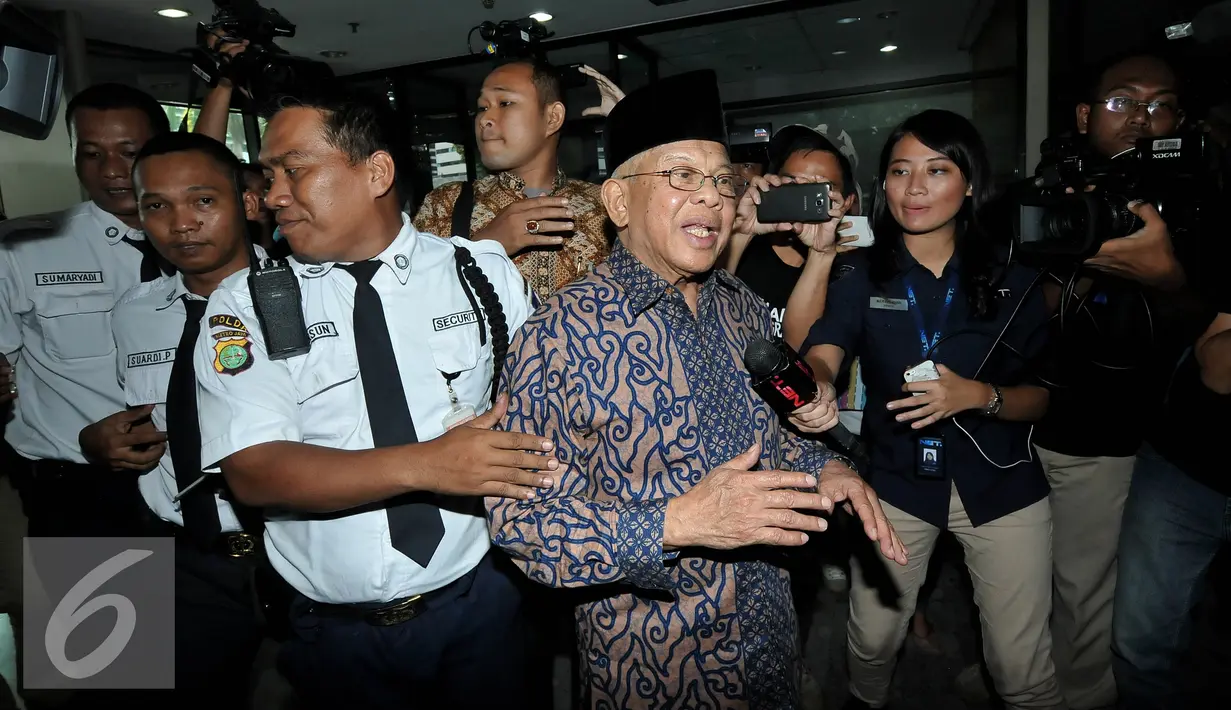 Ketua Badan Anggota Kehormatan DPD, AM Fatwa saat mendatangi KPK, Jakarta, Sabtu, Kedatangan AM Fatwa untuk menkonfirmasi dugaan tertangkapnya Ketua DPD Irman Gusman dalam OTT penyidik KPK pada Sabtu dinihari. (Liputan6.com/Johan Tallo)