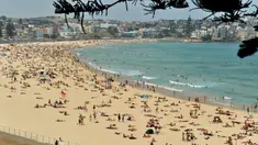 Suasana pantai Bondi ketika suhu udara panas meningkat di Sydney (21/12/2019). Australia pekan ini mengalami rekor hari terpanasnya yang tercatat dalam sejarah dan gelombang panas diperkirakan akan terus meningkat. (AFP/Farooq Khan)