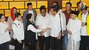 Capres 01 Joko Widodo bersalaman dengan Ketum PDIP Megawati Soekarnoputri saat konferensi pers di Jakarta, Rabu (17/4). Meskipun Jokowi-Ma'ruf unggul dalam hitungan cepat namun Jokowi meminta pendukungnya tetap menunggu penghitungan resmi KPU atas hasil perolehan suara Pilpres 2019. (Liputan6.com/An