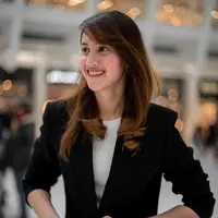Tsamara Amany Alatas adalah seorang politikus perempuan asal Indonesia. Di tahun 2019, ia bertugas sebagai juru bicara pasangan capres Jokowi dan cawapres Maruf Amin. Foto: Instagram.