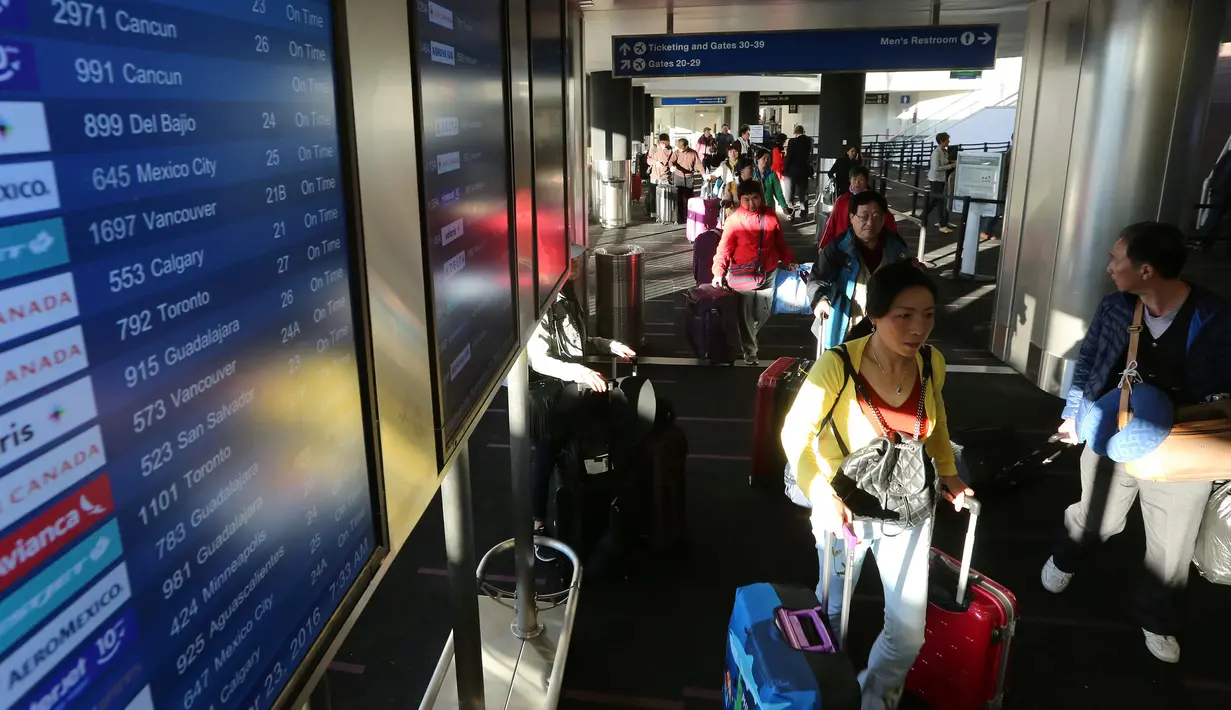 Kesibukan Bandara Internasional Los Angeles (LAX) sebelum perayaan Thanksgiving  di Los Angeles, Rabu (23/11). Di Amerika Serikat, tradisi mudik dilakukan saat hari perayaan Thanksgiving yang jatuh setiap Kamis keempat di November. (REUTERS/David McNew)