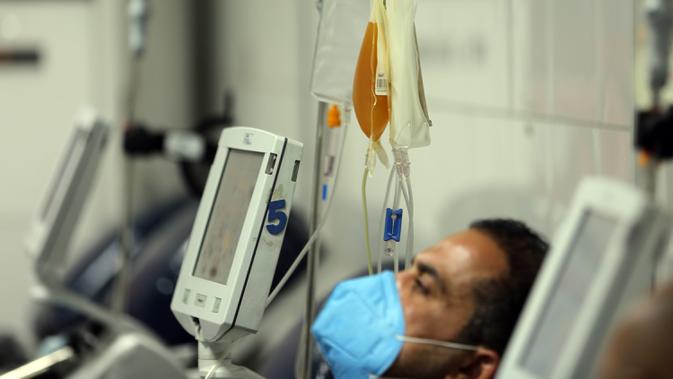 Pasien yang telah sembuh dari COVID-19 mendonorkan plasma di Pusat Transfusi Darah Nasional, Baghdad, Irak, Minggu (28/6/2020). Kementerian Kesehatan Irak pada 29 Juni 2020 mengatakan bahwa kasus COVID-19 di Irak sebanyak 47.151, sementara pasien sembuh mencapai 1.852. (Xinhua/Khalil Dawood)