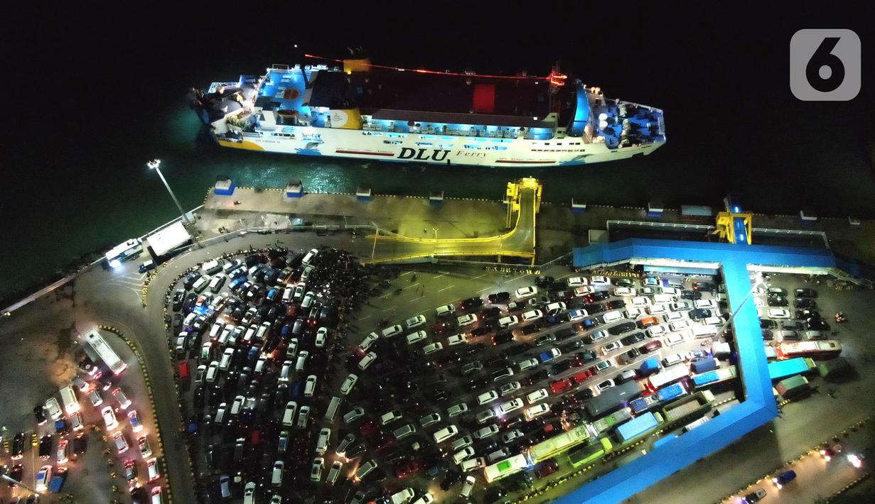 <p>Foto udara kendaraan pribadi pemudik mengantre untuk memasuki kapal "Roll on-Roll off" (RoRo) di Pelabuhan Merak, Banten, Kamis (28/4/2022). Pelabuhan Merak terpantau ramai pemudik pada puncak arus mudik H-3 Idul Fitri atau Lebaran 2022. Peningkatan pemudik dan kendaraan di pelabuhan tersebut menyebabkan kemacetan. (Liputan6.com/Angga Yuniar)</p>