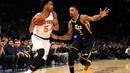 Pemain Utah Jazz, George Hill (kanan), berusaha menghadang pemain New York Knicks, Courtney Lee, dalam laga NBA di New York, (6/11/2016). (AP Photo/Kathy Kmonicek)
