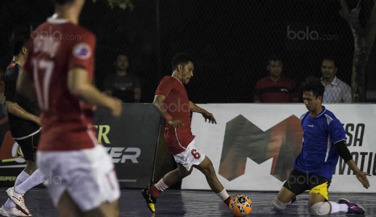 Pemain futsal Indonesia, Hairul Ohorella, meramaikan grand final Super Soccer Futsal Battle 2017 di Bintaro Jaya ExChange, Tangerang, Sabtu (21/10/2017). Timnas futsal Piala AFF 2010 tampil melawan All Star. (Bola.com/Vitalis Yogi Trisna)