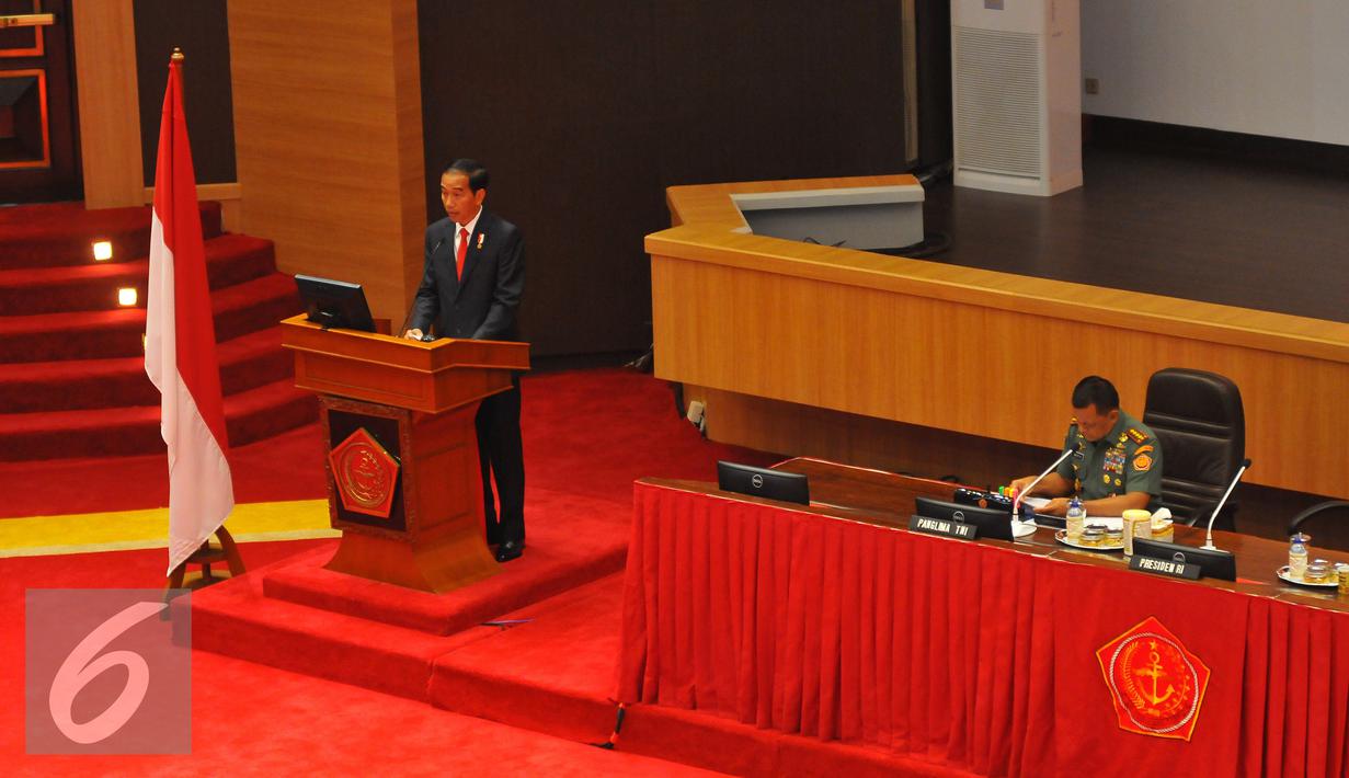 Presiden Jokowi memberikan arahan kepada peserta Rapim TNI 2017 di Mabes TNI Cilangkap, Jakarta, Senin (16/1). Acara ini mengangkat tema 'TNI Kuat, Hebat, Profesional dan Dicintai Rakyat Siap Melaksanakan Tugas Pokok'. (Liputan6.com/Angga Yuniar)