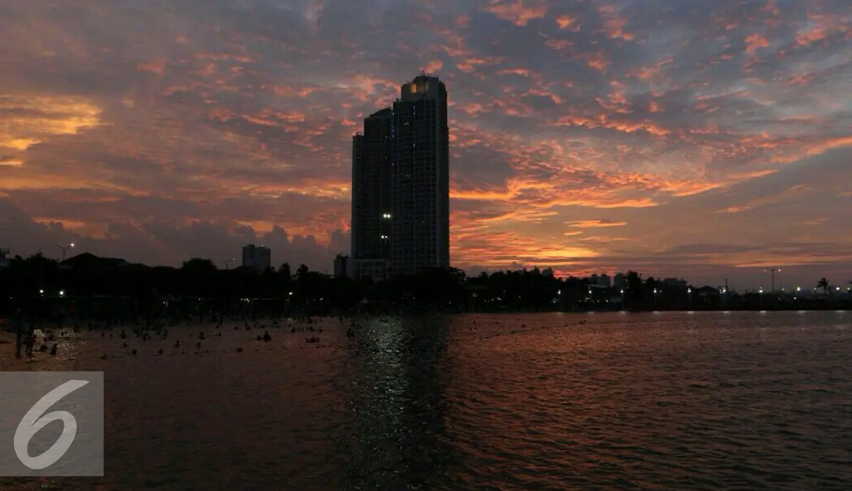 Pemandangan saat matahari terbenam di akhir 2016 di Ancol, Jakarta, Sabtu (31/12). Sebagian masyarakat merayakan pergantian tahun baru di pesisir Jakarta untuk menikmati matahari terbenam. (Liputan6.com/Angga Yuniar)