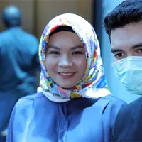 "Saat pertemuan pertama nyambung. Kebetulan sama-sama suka makan kuaci (yang dari biji semangka), jadi kami ngobrol sambil makan kuaci," ujar Aldi Taher tertawa.(Nurwahyunan/Bintang.com)