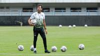 Pelatih Persib Bandung, Luis Milla, memimpin sesi latihan di Stadion Gelora Bandung Lautan Api (GBLA), Bandung, Selasa (11/10/2022). (Bola.com/M Iqbal Ichsan)