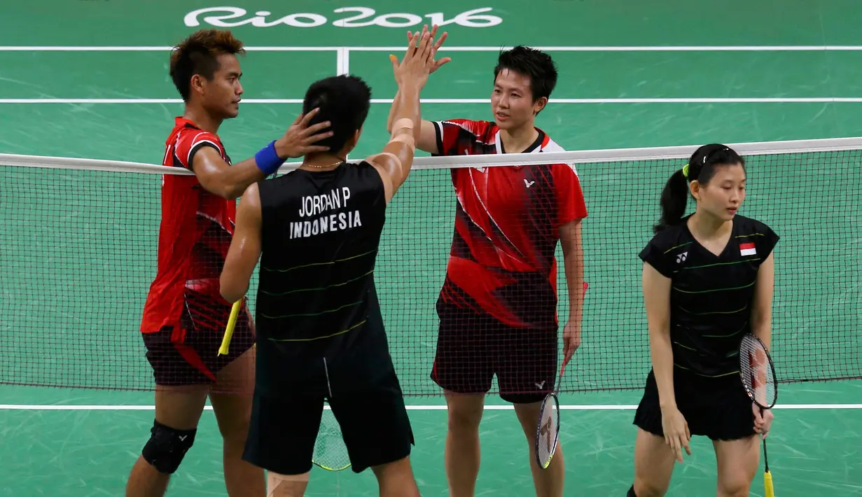 Tontowi/Liliyana maju ke babak berikutnya usai mengalahkan rekan senegaranya Praveen Jordan/Debby Susanto 21-16 dan 21-11 di babak perempat final Bulutangkis Olimpiade Rio 2016, Senin (15/8). (REUTERS)