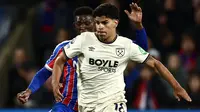 Gelandang West Ham United asal Portugal bernomor punggung 18, Mateus Fernandes, berlari membawa bola selama pertandingan Liga Inggris antara Crystal Palace dan West Ham United di Selhurst Park, London selatan, pada 20 April 2026. (Henry NICHOLLS/AFP)