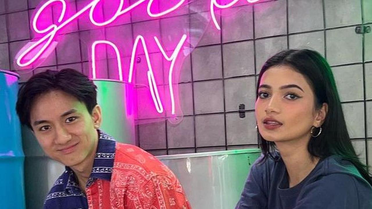 Seperti inilah salah satu potret Ratu Sofhya bareng kekasihnya. Sebelum menjalin kasih dengan pacar barunya ini, Ratu sempat berpacaran dengan Kiesha Alvaro.