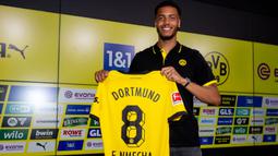 Felix Nmecha didatangkan Borussia Dortmund dari sesama klub Liga Jerman, VfL Wolfsburg pada bursa transfer musim 2023/2024 dengan mahar sebesar 30 juta euro atau setara Rp500 miliar. Melalui Kesepakatan yang terjadi pada 3 Juli 2023, Manuel Ugarte terikat kontrak selama 5 tahun hingga 30 Juni 2028. (www.bvb.de)