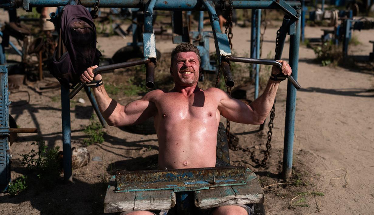 Terlihat alat-alat yang digunakan terbuat dari besi tua, rantai, dan balok kayu. Sementara untuk samsak, tumpukan ban dipilih sebagai gantinya. (AP Photo/Jae C. Hong)