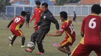 Mitra Kukar yang bakal bersua Arema Cronus di perebutan posisi tiga Piala Presiden mulai menggeber latihan di Lapangan Bea Cukai, Rawamangun