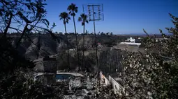 Perubahan cuaca memberi kesempatan bagi petugas pemadam kebakaran untuk memadamkan kobaran api yang membakar kawasan hutan dan gunung di California. (Patrick T. Fallon/AFP)