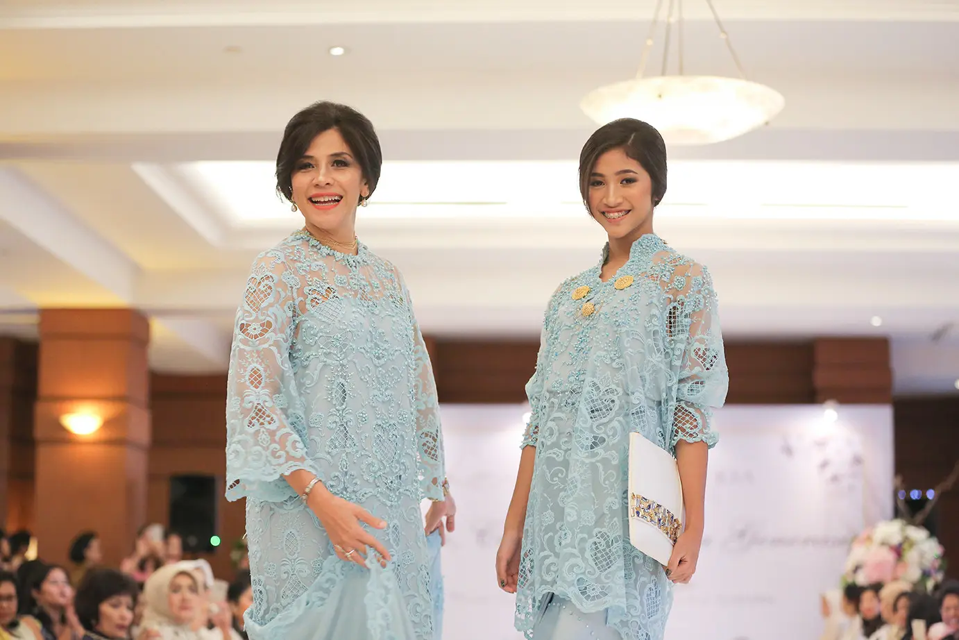 Gaun lace on sale