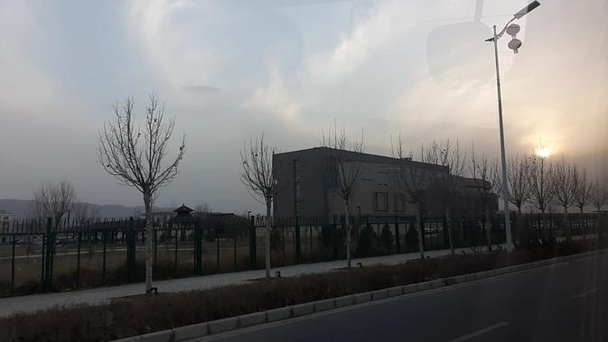 Pusat pelatihan vokasional di Atush, Prefektur Otonomi Kizilsu Kirgiz, Wilayah Otonomi Xinjiang-Uighur (XUAR) dari tampak jalan raya (Rizki Akbar Hasan / Liputan6.com)