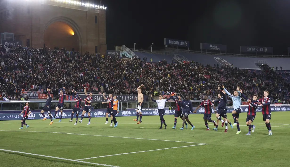<p>Para pemain Bologna merayakan kemenangan atas Inter Milan pada pertandingan lanjutan Liga Serie A Italia di stadion Renato Dall'Ara di Bologna, Italia, Kamis (28/4/2022). Bologna menang atas Inter Milan dengan skor tipis 2-1. (Michele Nucci/LaPresse via AP)</p>