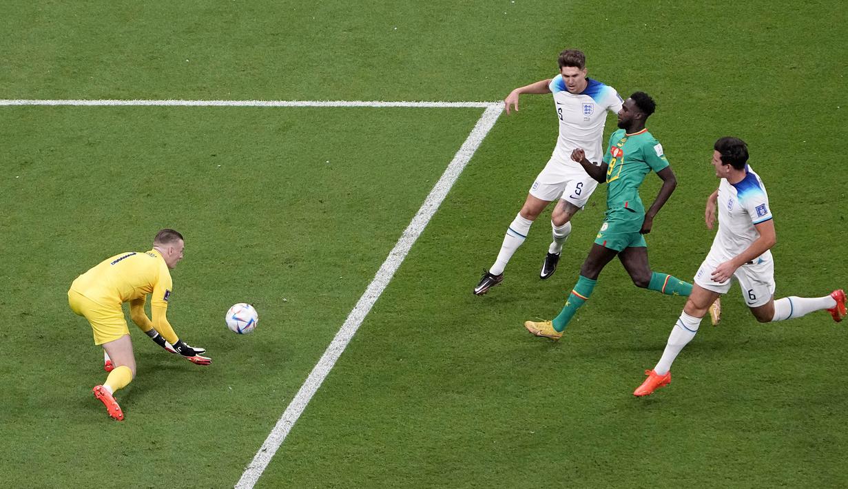John Stones yang bermain untuk Manchester City dan Harry Maguire yang bermain untuk Manchester United terlihat kompak sejak awal pertandingan dalam mengawal Jordan Pickford yang berada dibawah mistar gawang. (AP Photo/Ariel Schalit)