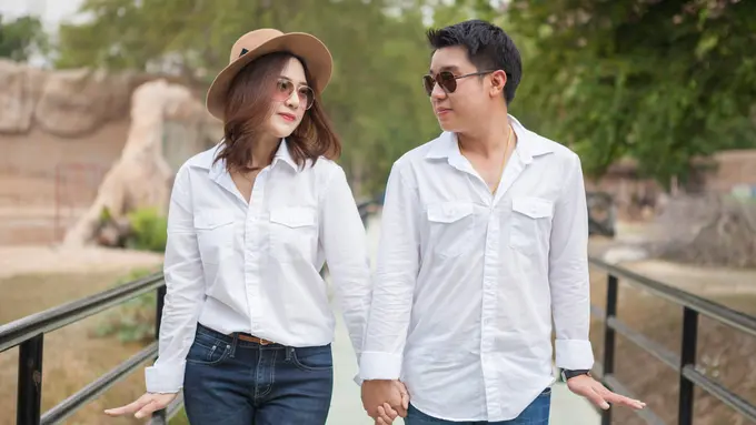 couple romantis bahagia