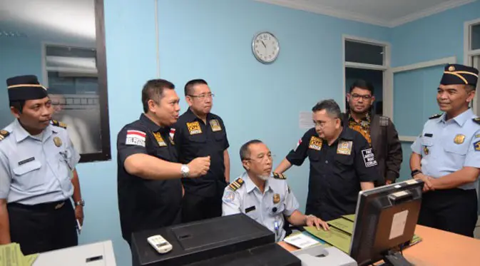 Tim Kunjungan Kerja Anggota Komisi III DPR RI mempertanyakan masih ditemukan Tenaga Kerja Asing ilegal menyalahi prosedur perizinan. 
