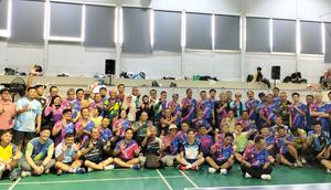 Ratusan dokter dari berbagai daerah di Indonesia mengikuti Kejuaraan Tenis Meja yang digelar Ikatan Dokter Penghobi Pingpong Indonesia (IDPPI) di Hall GOR Basket Universitas Kristen Maranatha, Bandung, Minggu (19/4/2026). (Bola.com/Erwin Snaz)