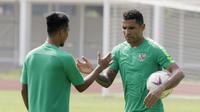 Pemain Timnas Indonesia, Beto Goncalves, berdiskusi dengan Muhammad Hargianto, usai latihan di Stadion Madya Senayan, Jakarta, Rabu (21/11). Latihan ini persiapan jelang laga Piala AFF 2018 melawan Filipina. (Bola.com/M. Iqbal Ichsan)