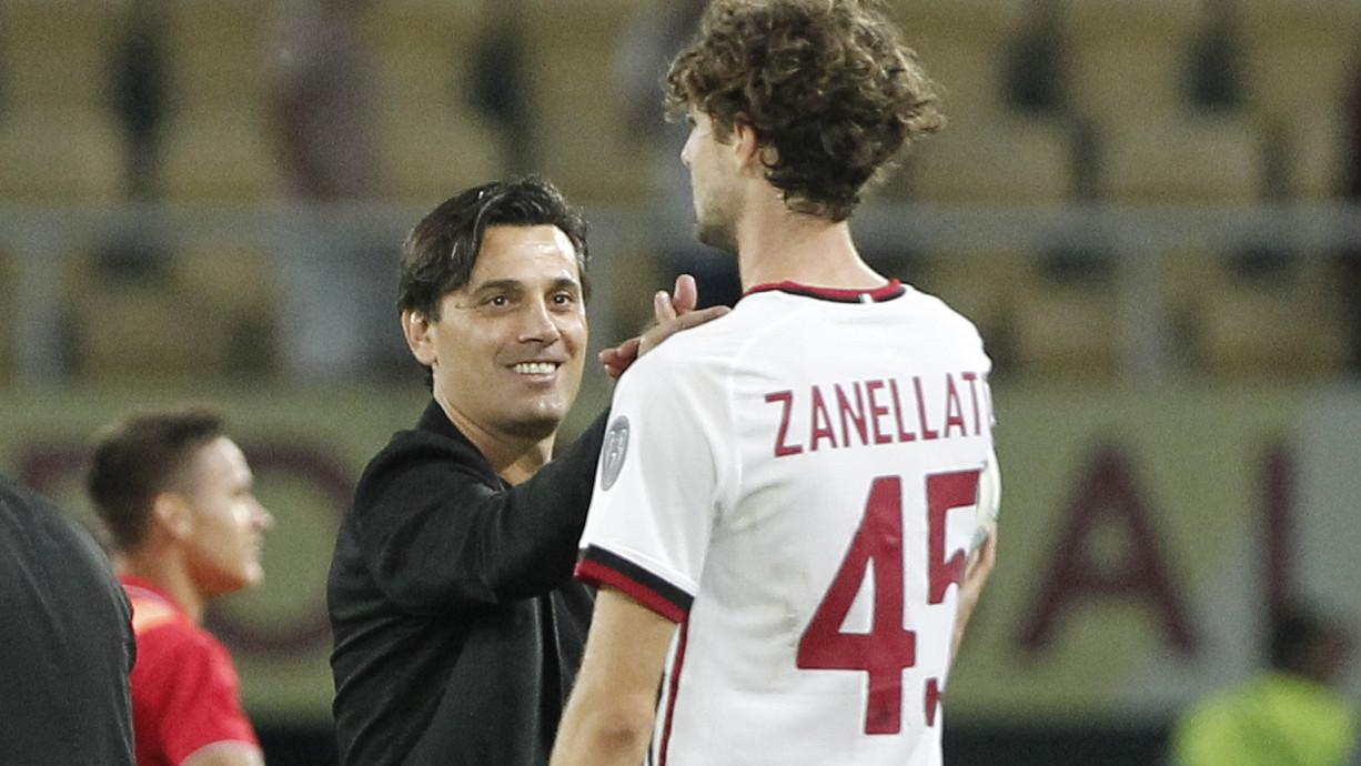 Pelatih AC Milan, Vincenzo Montella (kiri) merayakan kemenangan atas Shkendija bersama Niccolo Zanellato pada leg kedua kualifikasi UEFA Europa League di Philip II Arena, Skopje, Makedonia, (24/8/2017). Milan menang 1-0. (AP/Boris Grdanoski)