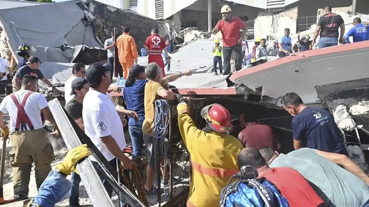 Gereja Santa Cruz di Meksiko utara ambruk saat Misa pada Minggu (1/10/2023). (Dok. Alejando de Angle/El Sol de Tampico via AP)