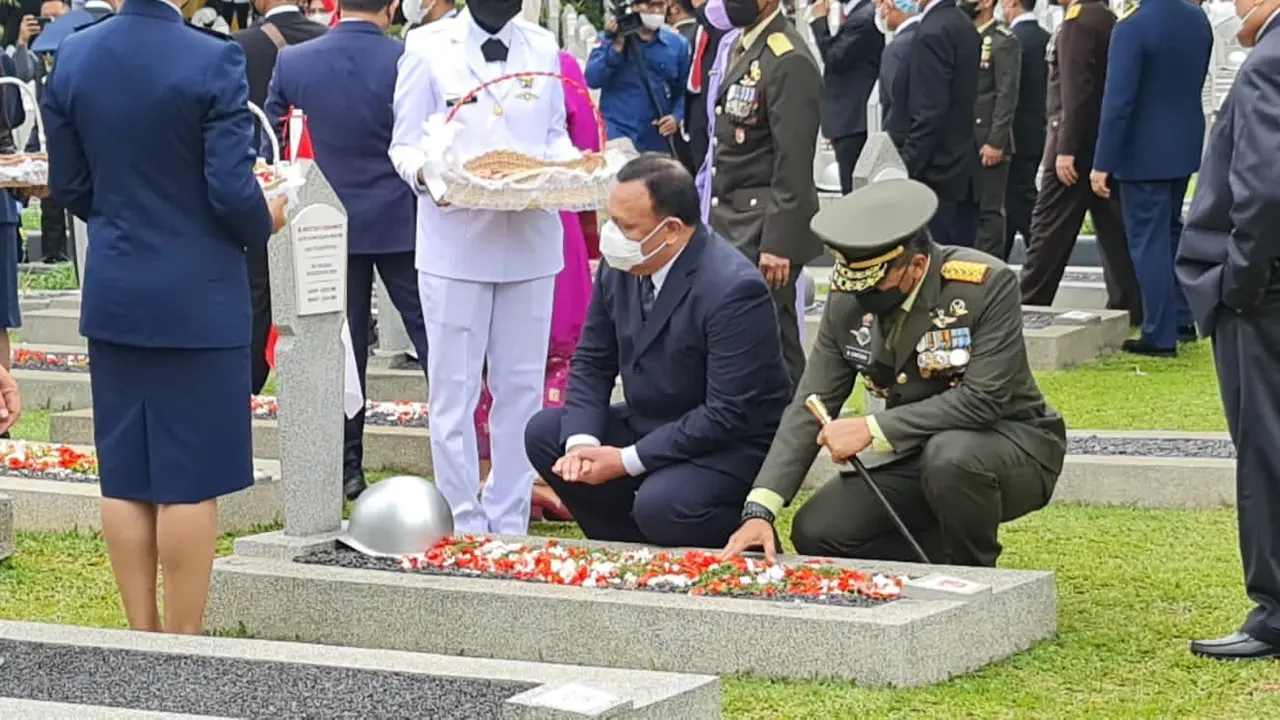 Ketua KPK Firli Bahuri tabur bunga di TMP Kalibata dalam rangka memperingati Hari Pahlawan 10 November 2022