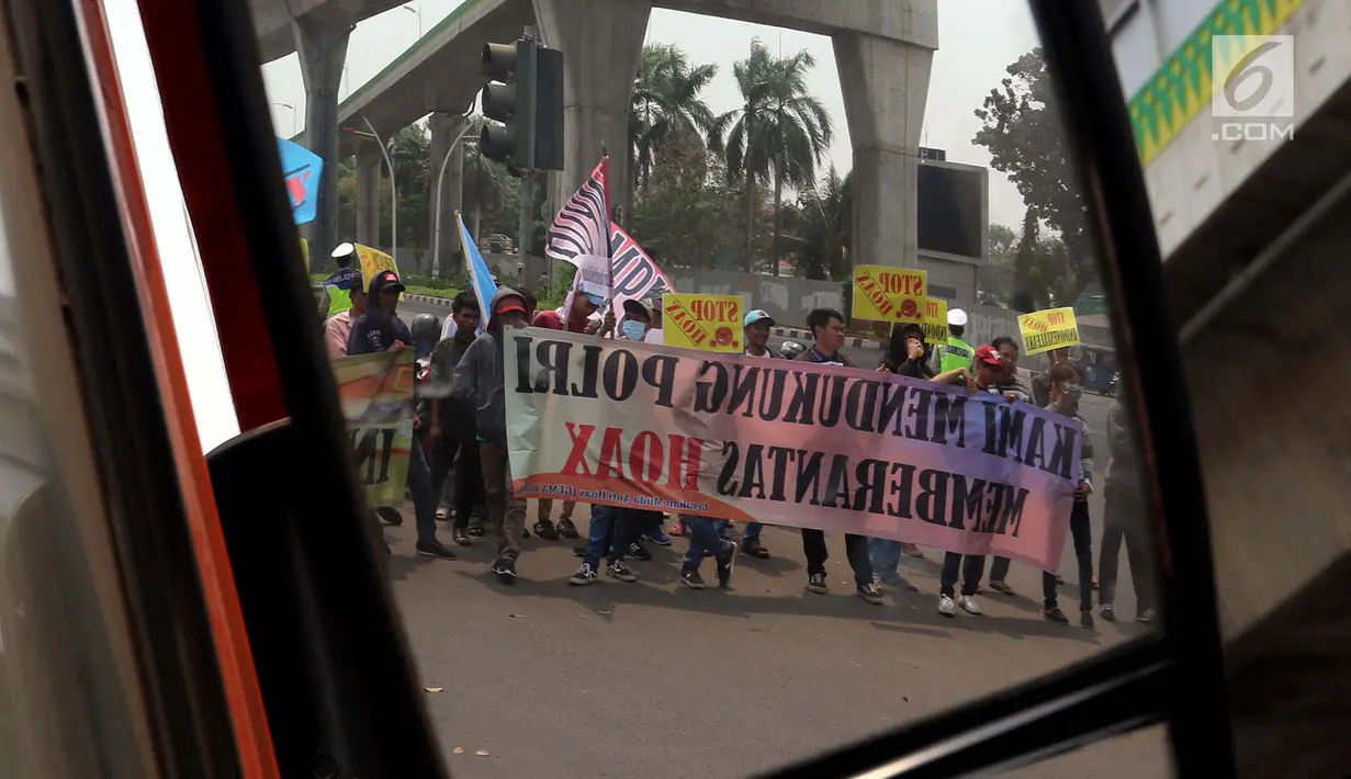 Massa GEMA HOAX melakukan demontrasi di Depan Mabes Polri, Jakarta, Rabu (17/10). Dalam aksinya mereka menuntut dan mendesak Kapolri mengusut tuntas pelaku penyebar hoax investigasi Indonesialeaks dan Stop Hoax. (Liputan6.com/Johan Tallo)