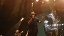 Penampilan Tulus di atas panggung Social Chic 2024 di Stadion Madya, Senayan, Jakarta, Minggu (4/8). [Foto: Adrian Putra/Fimela]