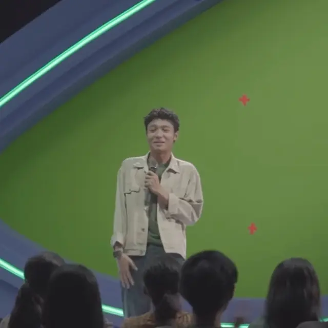 6 Potret Kiesha Alvaro Sebagai Raim Laode di Film Komang, Gaya Rambutnya Bikin Pangling