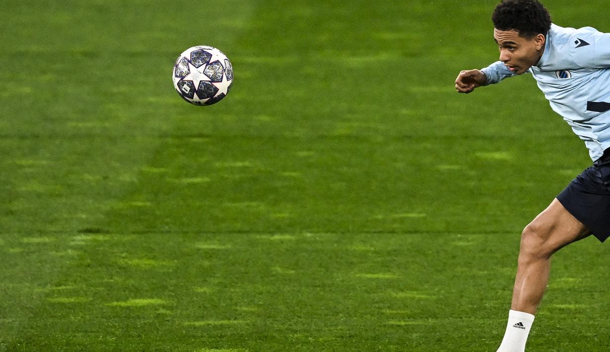 Pemain depan Club Brugge Antonio Nusa menyundul bola saat sesi latihan dengan rekan setimnya menjelang bersua Benfica pada pada leg kedua babak 16 besar Liga Champions 2022/2023, di stadion Luz, Lisbon, Senin (6/3/2023). Untuk diketahui, Club Brugge saat ini tengah dalam situasi sulit.  (PATRICIA DE MELO MOREIRA / AFP)