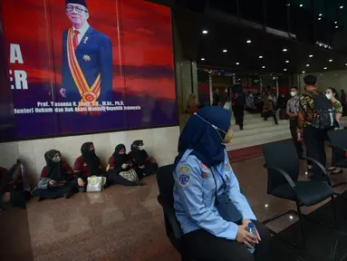 Pegawai berhamburan di luar Gedung Kemenkumham saat terjadi kebakaran, Jakarta, Kamis (8/12/2022). Kebakaran yang terjadi di lantai 5 Gedung Kemenkumham ini membuat para pegawai panik dan keluar bangunan. (merdeka.com/Imam Buhori)