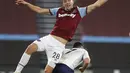 Gelandang West Ham, Tomas Soucek berebut bola dengan gelandang Aston Villa, John McGinn pada pekan 10 Liga Inggris 2020-2021 di Stadium of London, Selasa (1/12/2020) dini hari WIB. West Ham secara dramatis berhasil mengalahkan Aston Villa dengan skor akhir 2-1. (AP Photo/Frank Augstein, Pool)