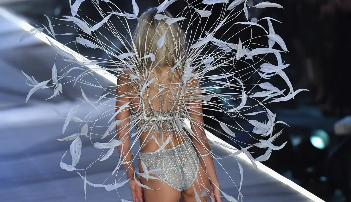 Elsa Hosk berjalan di atas catwalk selama Victoria's Secret Fashion Show 2018 di Pier 94 di New York, AS (8/11). Model 29 tahun ini tampil mengenakan fantasy bra yang dirancang oleh Atelier Swarovski. (AFP Photo/Angela Weiss)