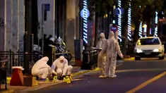 Petugas forensik menyelidiki temuan bahan peledak yang diletakkan di luar gedung Kementerian Tenaga Kerja di Athena, Yunani, Senin (12/12). Bom itu kemudian diledakkan polisi di tempat aman. (Antonis Nikolopoulos/Eurokinissi via REUTERS)
