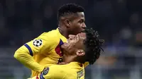 Ansu Fati (kiri) mencetak gol untuk Barcelona saat melawan Inter Milan (AFP)