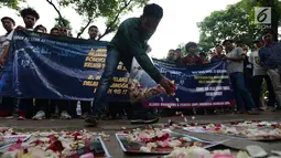 Massa melakukan aksi tabur bunga di depan kantor Komnas HAM, Jakarta Pusat, Rabu (12/12). Aksi tersebut dilakukan oleh Aliansi Mahasiswa & Pemuda (AMP) Indonesia Menolak Lupa untuk memperingati Hari HAM Sedunia pada 10 Desember. (Merdeka.com/Imam Buhori)