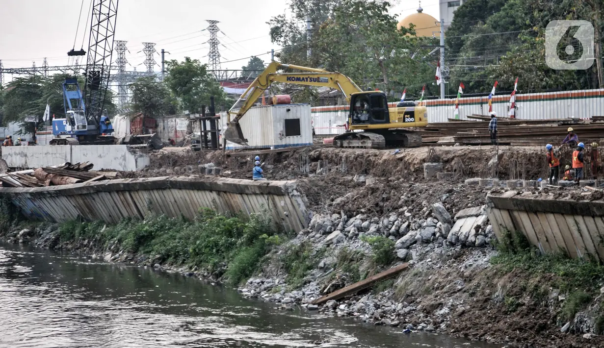 Aktivitas pekerja saat menyelesaikan perbaikan turap yang longsor di Kanal Banjir Barat, Jakarta, Kamis (6/8/2020). Turap longsor yang terjadi satu bulan lalu tersebut mulai diperbaiki dan ditargetkan rampung pada akhir tahun 2020. (merdeka.com/Iqbal S. Nugroho)