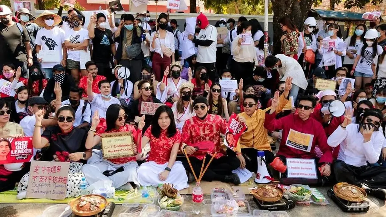 Model, aktor dan penyanyi Paing Takhon mengenakan pakaian tradisional Tiongkok saat mengambil bagian dalam demonstrasi menentang kudeta militer di depan kedutaan besar Tiongkok di Yangon pada 11 Februari 2021. (Foto: AFP)