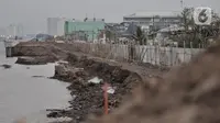 Kondisi tanggul laut National Capital Integrated Coastal Development (NCICD) dan permukaan tanah yang  jebol di Pelabuhan Muara Baru, Jakarta, Rabu (4/12/2019). Tanggul laut yang belum diketahui penyebab jebol itu menimbulkan kekhawatiran warga setempat. (merdeka.com/Iqbal S Nugroho)