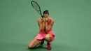 Aryna Sabalenka, dari Belarusia, bereaksi setelah memenangkan pertandingannya melawan Madison Keys, dari Amerika Serikat, dalam semifinal tunggal putri kejuaraan tenis AS Terbuka, Jumat, 8 September 2023, di New York. (AP Photo/Frank Franklin II)