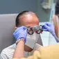 Katarak adalah kekeruhan pada lensa mata dan operasi adalah upaya untuk membuat penglihatan kembali jernih. Foto: KMN Eyecare.